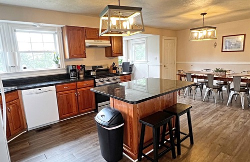 Luray Cottage | Sunridge Retreat is a secluded cabin in Luray, VA for large family and friends