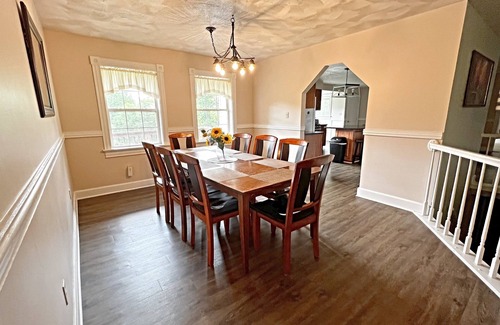 Luray Cottage | Sunridge Retreat is a secluded cabin in Luray, VA for large family and friends