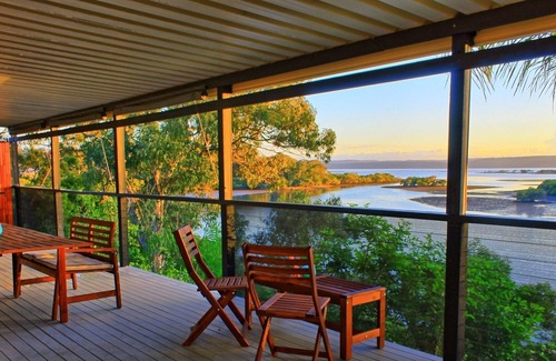 Brisbane Waterfront House | Sunrise @ Alawa - absolute waterfront holiday home