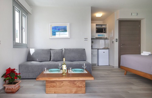 Agia Efimia Condo | Sunrise Bay Apts Suite 101
