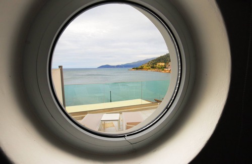 Agia Efimia Condo | Sunrise Bay Apts Suite 101