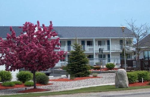 Mackinaw City Hotel | Sunrise Beach Motel