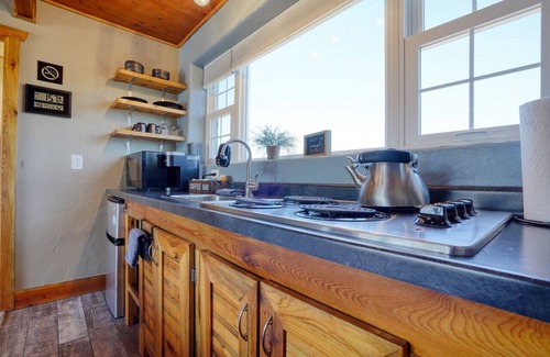 Hot Springs Cabin | Sunrise Cabin at Highland Meadows - King Bed and Views