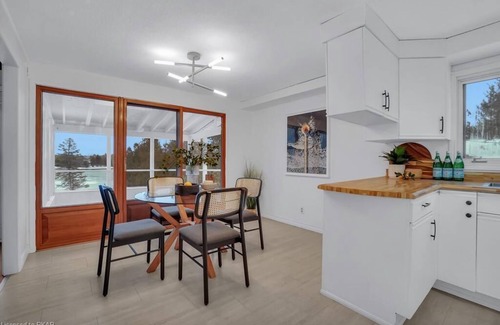 Fenelon Falls Cottage | Sunrise Cottage - Private Beach on Sturgeon Lake