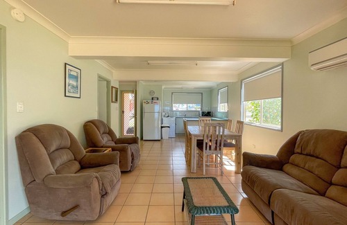 Traviston House | Sunrise Down - Burrum Heads- Riverfront-2BR-Aircon-Pets Welcome