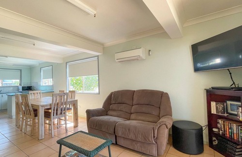 Traviston House | Sunrise Down - Burrum Heads- Riverfront-2BR-Aircon-Pets Welcome