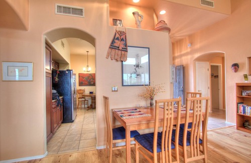 The Hills On La Canada House | Sunrise, Mountains, 2 bedrooms, Casual Southwest Luxury and lots of art & light!