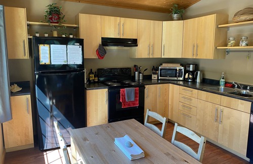 Tofino Apartment | Sunrise Suite - A cozy forest sanctuary. 3min walking distance to the beach!