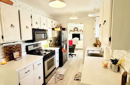 New Prague House | Sunrise & Sunset Lakeshore Views - Sleeps up to 10