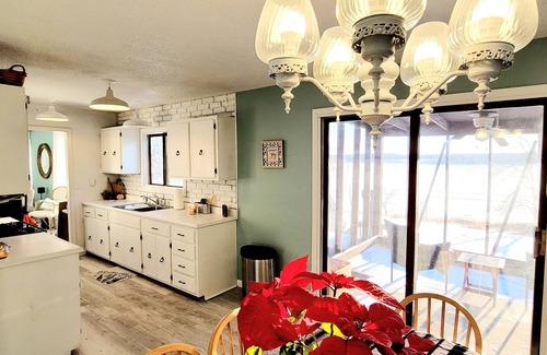 New Prague House | Sunrise & Sunset Lakeshore Views - Sleeps up to 10