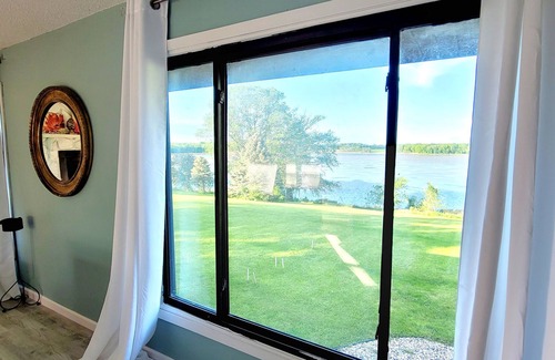 New Prague House | Sunrise & Sunset Lakeshore Views - Sleeps up to 10
