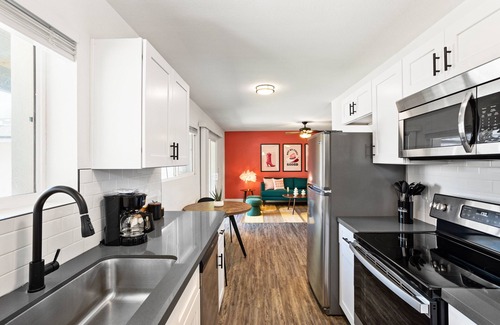 South Scottsdale Cottage | Sunrise Vista-walk to Downtown Old Town & Bars!