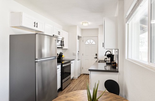 South Scottsdale Cottage | Sunrise Vista-walk to Downtown Old Town & Bars!