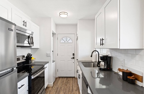 South Scottsdale Cottage | Sunrise Vista-walk to Downtown Old Town & Bars!