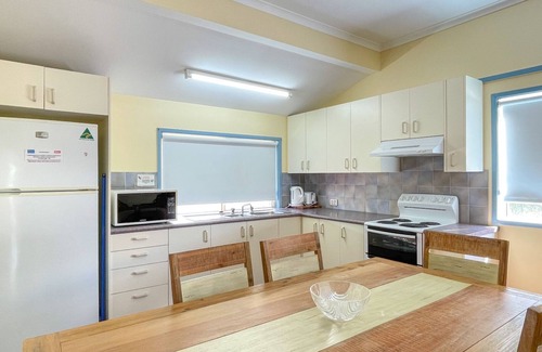 Traviston House | Sunrise Whole House - Burrum Heads-5BR-Air Con-Pets Welcome