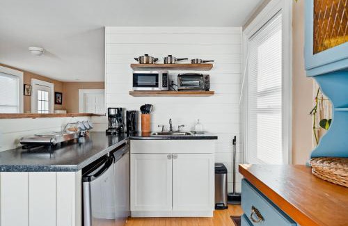 Prince Edward Apartment | Sunroom on Maple