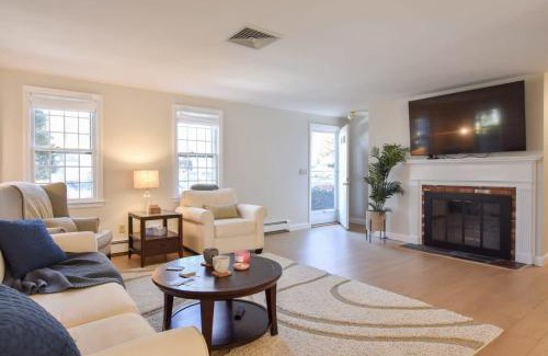 East Dennis House | Sunroom Spacious Deck 8 Mins to Mayflower Beach