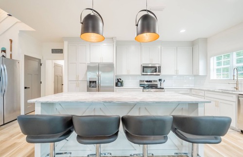 Eclectic House | Sunset at Shorline - New Modern Lake View Home