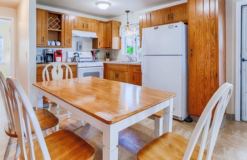 Cayuga Cottage | Sunset Bay:"A Quaint Bungalow by the Lake"