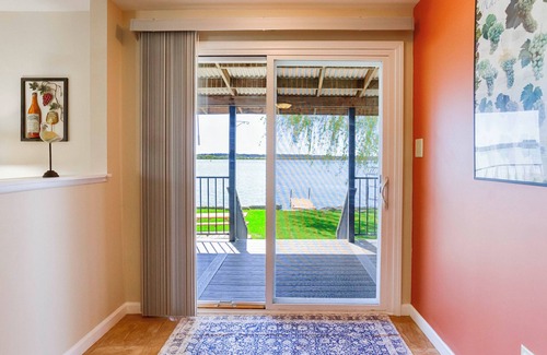 Cayuga Cottage | Sunset Bay:"A Quaint Bungalow by the Lake"