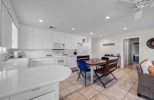 Kingsland House | Sunset Beach Bungalow- Lakefront w/Views & Beach