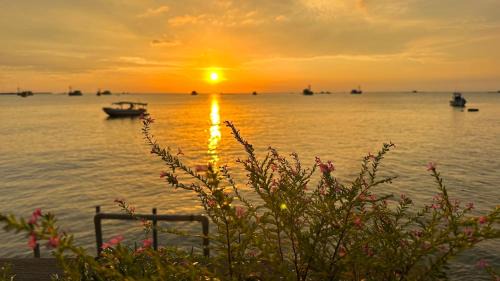 Duong Dong House | sunset beach house