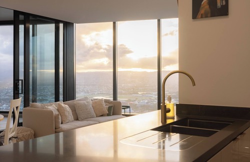 Gold Coast Apartment | Sunset Boulevard - Sky High Apt on Ocean Meirton