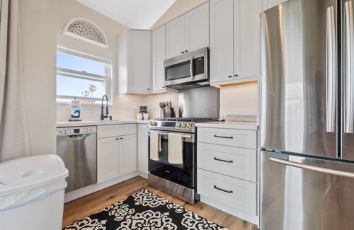 Sunset Cliffs Apartment | Sunset Cliffs Dream House - Patio, W/D, Steps to the Ocean!