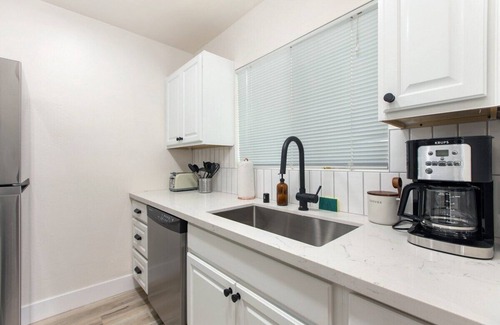 Ocean Beach Apartment | Sunset Cliffs Ocean Beach Designed w/Parking!