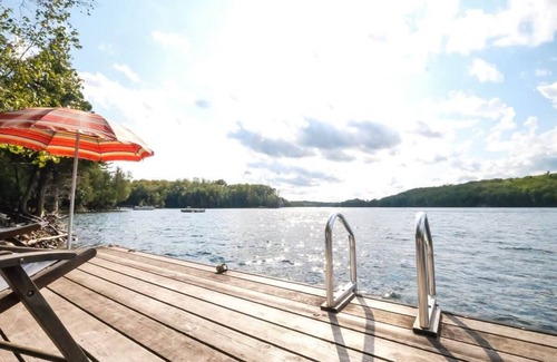 Frontenac House | Sunset Cove Waterfront nature retreat with bunkie