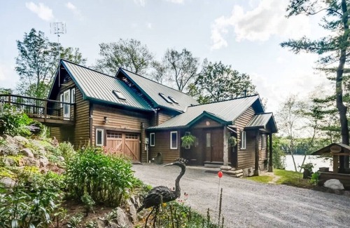 Frontenac House | Sunset Cove Waterfront nature retreat with bunkie
