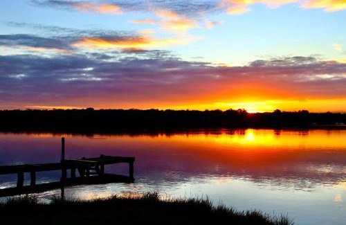 Chain Valley Bay House | Sunset Escape