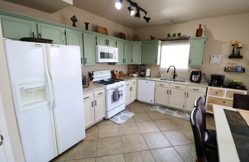 El Paso House | Sunset Escape – Parkside Retreat