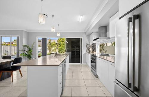 Pelican Waters House | Sunset House at Pelican Waters
