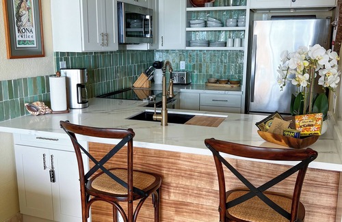 Historic Kailua Village Condo | Sunset in Paradise Oceanfront 1BR/1BA Condo at Kona Reef Fast WiFi & Central AC