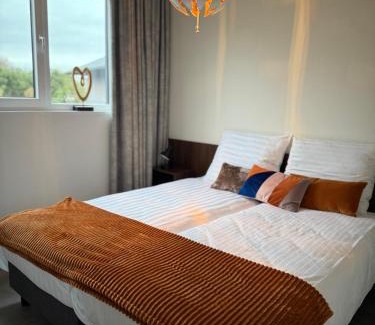 Lutten House | Sunset Lodge