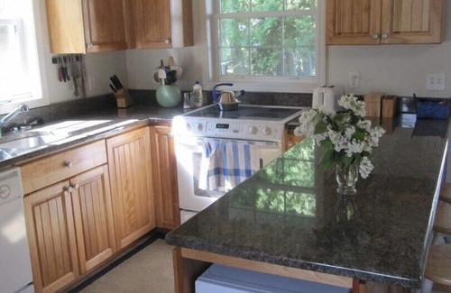 St Ignace Cottage | Sunset Lodge - right on Lake Michigan! Swim or watch the freighters go by