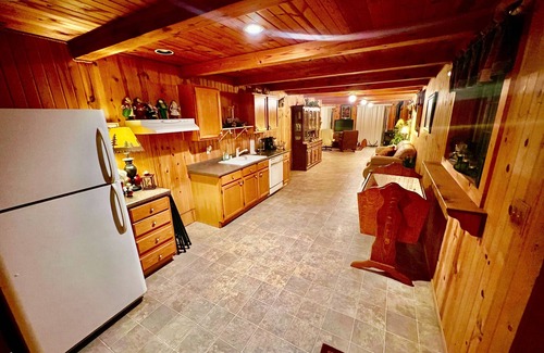 Harpers Ferry Cabin | Sunset Lodge w/Hot Tub & Pool. 9 Bedrooms