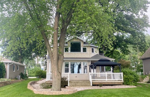 Fond du Lac House | Sunset on Lake Winnebago: Entire lake home in Fond du Lac, Wisconsin.