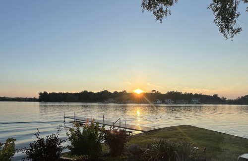 Pierceton Cottage | Sunset Point - Lakefront Kuhn Lake Cottage
