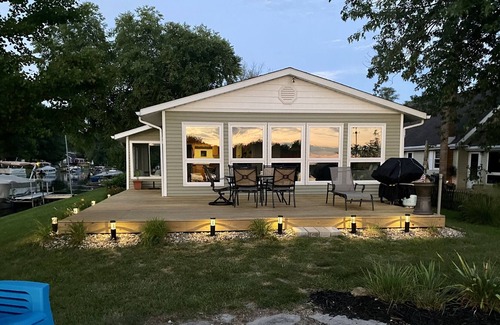 Pierceton Cottage | Sunset Point - Lakefront Kuhn Lake Cottage