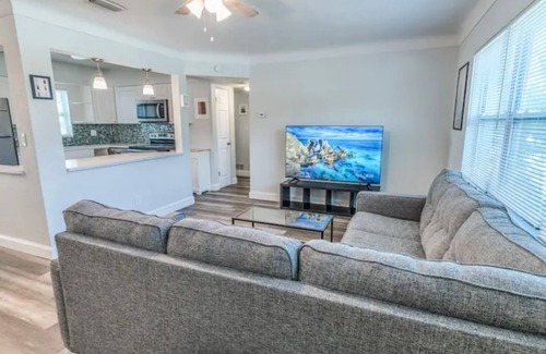 Bayview House | Sunset Serenity 10min to Beach & Downtown St Pete