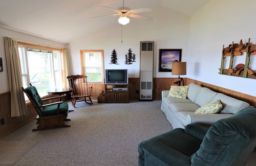 Petoskey House | Sunset Shore on Pickerel Lake - breathtaking sunsets & Inland Waterway await!