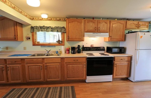 Petoskey House | Sunset Shore on Pickerel Lake - breathtaking sunsets & Inland Waterway await!