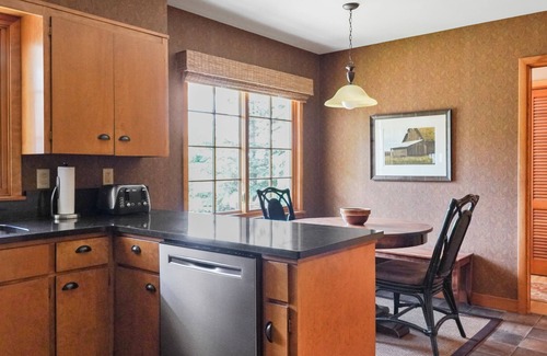 Alexandria House | "Sunset Shores" on Lake Latoka