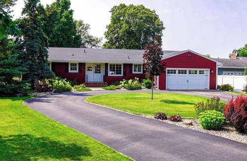 Alexandria House | "Sunset Shores" on Lake Latoka