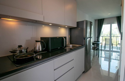 Kram Condo | Sunset view 1 bdrm w/balcony, pools and gym, 2 mins to the beach