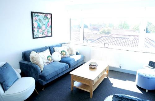 Holt Apartment | Sunset View, 2 bedrooms in the heart of Holt with parking