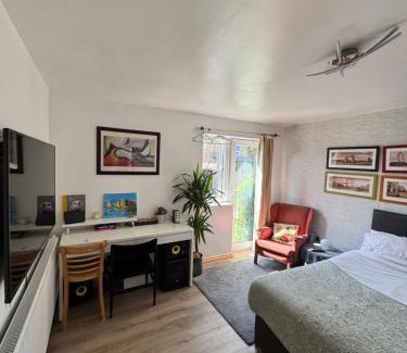 West Norwood Apartment | Sunset View 2BR Apartment - Beautiful London View & Free Parking