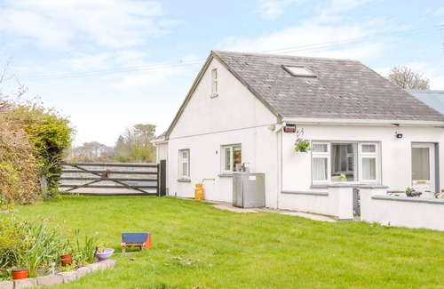 Glenamaddy Cottage | SUNSET VIEW, pet friendly, with a garden in Creggs, County Galway